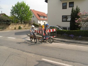 Kinder-mit-Fahrrad-auf-Strasse